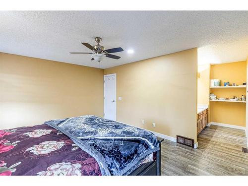 40 Whiteram Way Ne, Calgary, AB - Indoor Photo Showing Bedroom