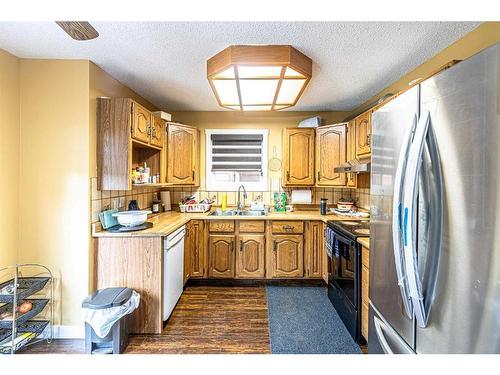 40 Whiteram Way Ne, Calgary, AB - Indoor Photo Showing Kitchen With Double Sink