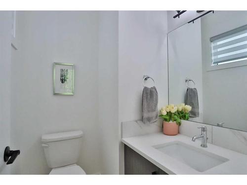 708 13 Street Ne, Calgary, AB - Indoor Photo Showing Bathroom