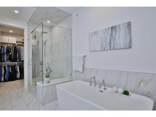 708 13 Street Ne, Calgary, AB - Indoor Photo Showing Bathroom