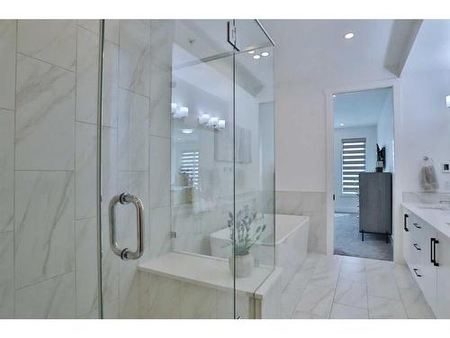 708 13 Street Ne, Calgary, AB - Indoor Photo Showing Bathroom