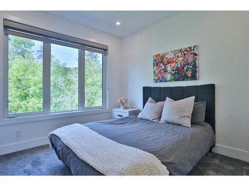 708 13 Street Ne, Calgary, AB - Indoor Photo Showing Bedroom