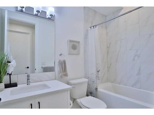 708 13 Street Ne, Calgary, AB - Indoor Photo Showing Bathroom