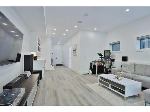 708 13 Street Ne, Calgary, AB - Indoor Photo Showing Living Room