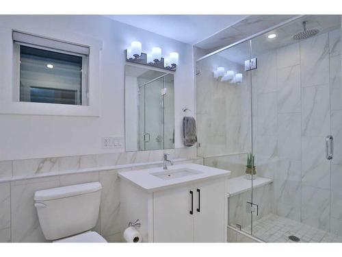 708 13 Street Ne, Calgary, AB - Indoor Photo Showing Bathroom