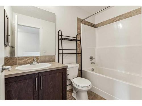 123 Legacy Point Se, Calgary, AB - Indoor Photo Showing Bathroom