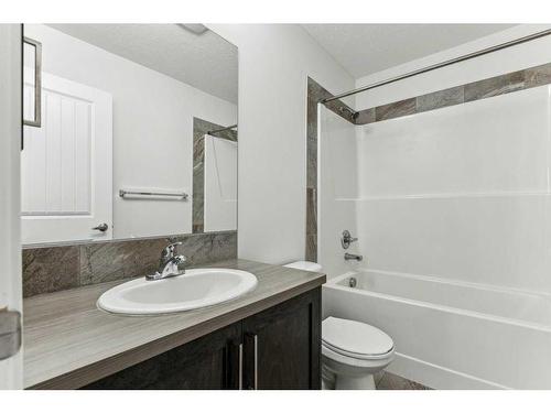 123 Legacy Point Se, Calgary, AB - Indoor Photo Showing Bathroom