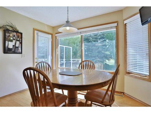 247 Hamptons Park Nw, Calgary, AB - Indoor Photo Showing Dining Room