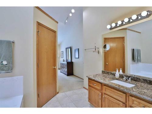 247 Hamptons Park Nw, Calgary, AB - Indoor Photo Showing Bathroom