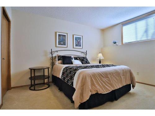 247 Hamptons Park Nw, Calgary, AB - Indoor Photo Showing Bedroom