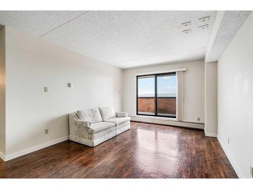 1204-5204 Dalton Drive Nw, Calgary, AB - Indoor Photo Showing Living Room