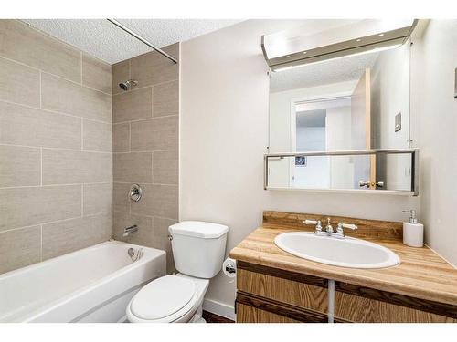 1204-5204 Dalton Drive Nw, Calgary, AB - Indoor Photo Showing Bathroom