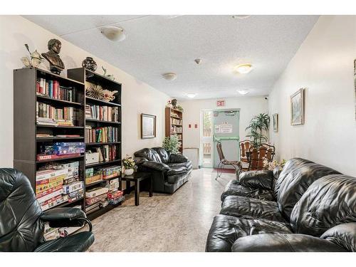 1204-5204 Dalton Drive Nw, Calgary, AB - Indoor Photo Showing Living Room