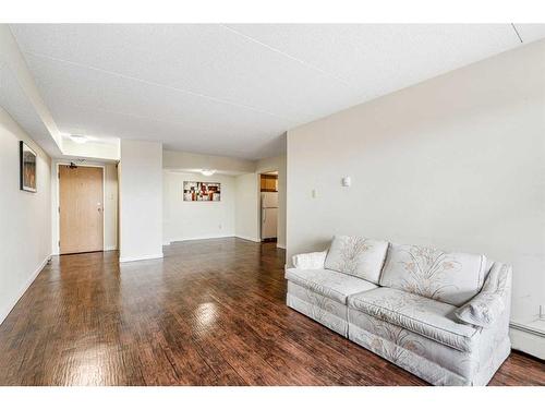 1204-5204 Dalton Drive Nw, Calgary, AB - Indoor Photo Showing Living Room