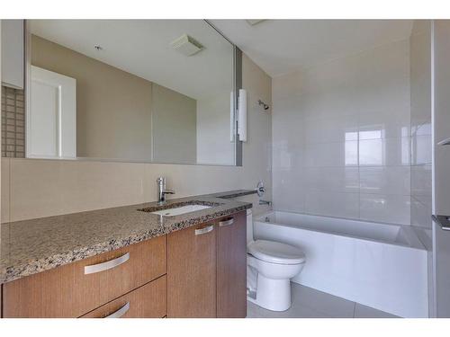 604-99 Spruce Place Sw, Calgary, AB - Indoor Photo Showing Bathroom