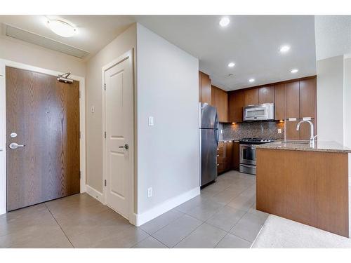 604-99 Spruce Place Sw, Calgary, AB - Indoor Photo Showing Kitchen