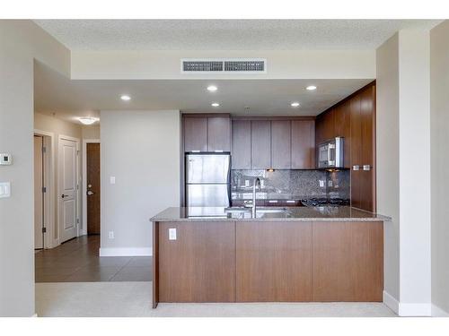 604-99 Spruce Place Sw, Calgary, AB - Indoor Photo Showing Kitchen