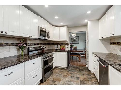 6607 Bow Crescent Nw, Calgary, AB - Indoor Photo Showing Kitchen With Upgraded Kitchen