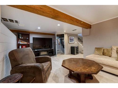 6607 Bow Crescent Nw, Calgary, AB - Indoor Photo Showing Living Room