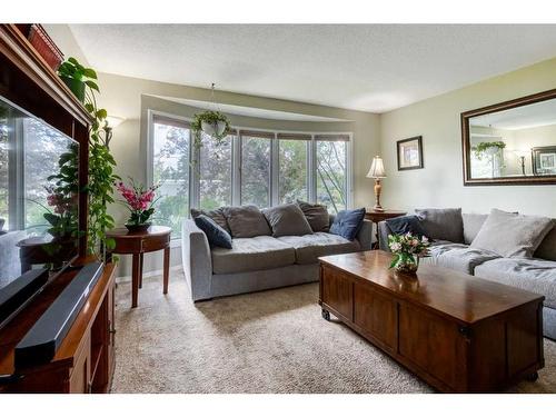 6607 Bow Crescent Nw, Calgary, AB - Indoor Photo Showing Living Room