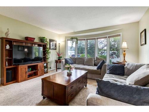 6607 Bow Crescent Nw, Calgary, AB - Indoor Photo Showing Living Room