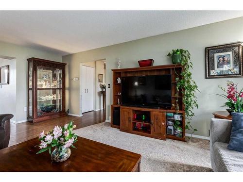 6607 Bow Crescent Nw, Calgary, AB - Indoor Photo Showing Living Room