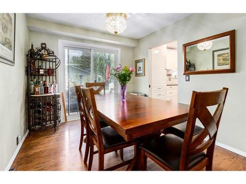 6607 Bow Crescent Nw, Calgary, AB - Indoor Photo Showing Dining Room
