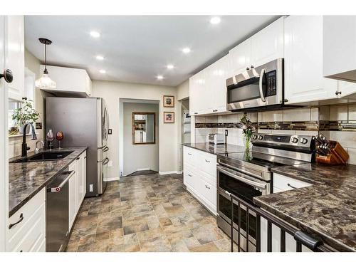 6607 Bow Crescent Nw, Calgary, AB - Indoor Photo Showing Kitchen With Stainless Steel Kitchen With Upgraded Kitchen