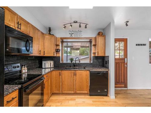 6360 Pineridge Road Ne, Calgary, AB - Indoor Photo Showing Kitchen