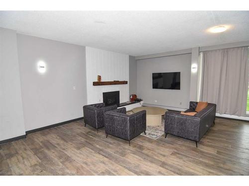 224-1616 8 Avenue Nw, Calgary, AB - Indoor Photo Showing Living Room