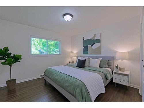 16 Galway Crescent Sw, Calgary, AB - Indoor Photo Showing Bedroom