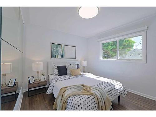 16 Galway Crescent Sw, Calgary, AB - Indoor Photo Showing Bedroom