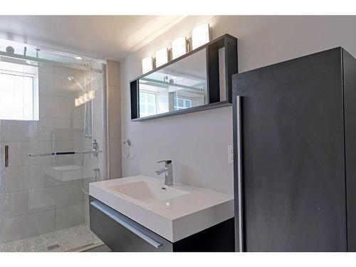 16 Galway Crescent Sw, Calgary, AB - Indoor Photo Showing Bathroom
