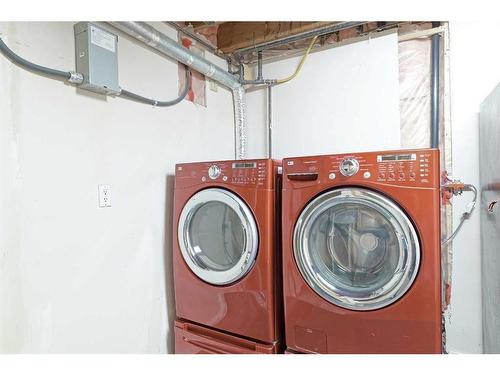 16 Galway Crescent Sw, Calgary, AB - Indoor Photo Showing Laundry Room