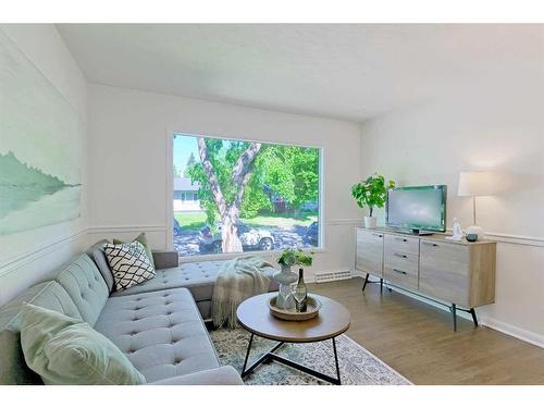 16 Galway Crescent Sw, Calgary, AB - Indoor Photo Showing Living Room