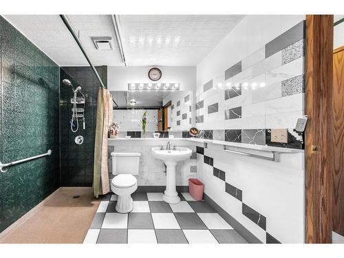 320 Falshire Way Ne, Calgary, AB - Indoor Photo Showing Bathroom