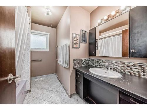 7927 Huntwick Hill Ne, Calgary, AB - Indoor Photo Showing Bathroom