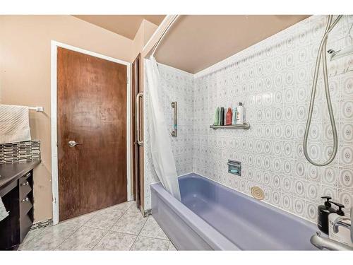 7927 Huntwick Hill Ne, Calgary, AB - Indoor Photo Showing Bathroom