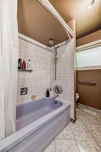 7927 Huntwick Hill Ne, Calgary, AB - Indoor Photo Showing Bathroom