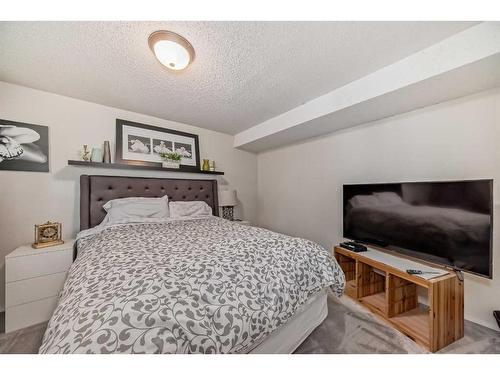 7927 Huntwick Hill Ne, Calgary, AB - Indoor Photo Showing Bedroom