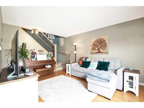 7-1615 Mcgonigal Drive Ne, Calgary, AB - Indoor Photo Showing Living Room