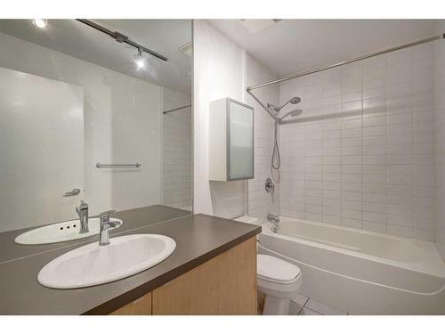 202-2124 17 Street Sw, Calgary, AB - Indoor Photo Showing Bathroom