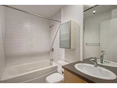 202-2124 17 Street Sw, Calgary, AB - Indoor Photo Showing Bathroom