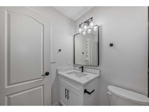 4 Valley Crest Gardens Nw, Calgary, AB - Indoor Photo Showing Bathroom