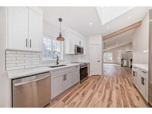 4 Valley Crest Gardens Nw, Calgary, AB - Indoor Photo Showing Kitchen With Upgraded Kitchen