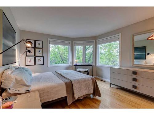 117 Strandell Crescent Sw, Calgary, AB - Indoor Photo Showing Bedroom