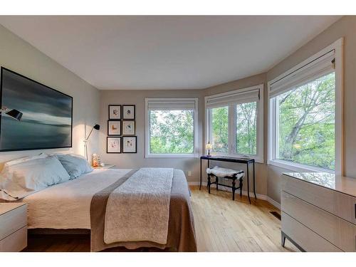 117 Strandell Crescent Sw, Calgary, AB - Indoor Photo Showing Bedroom