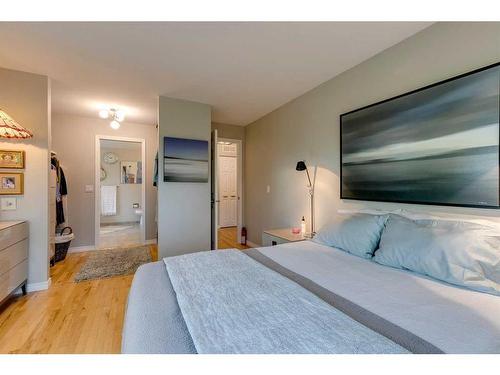 117 Strandell Crescent Sw, Calgary, AB - Indoor Photo Showing Bedroom