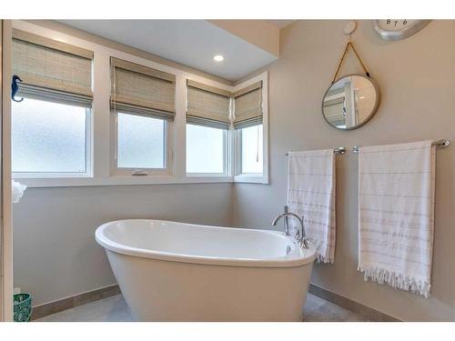 117 Strandell Crescent Sw, Calgary, AB - Indoor Photo Showing Bathroom