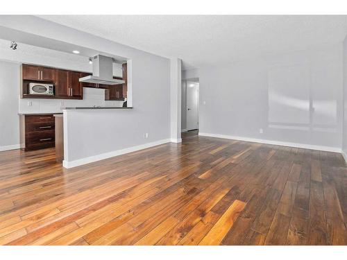 101D-4455 Greenview Drive Ne, Calgary, AB - Indoor Photo Showing Kitchen